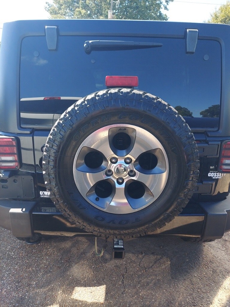 2017 Jeep Wrangler Unlimited Sahara photo 2