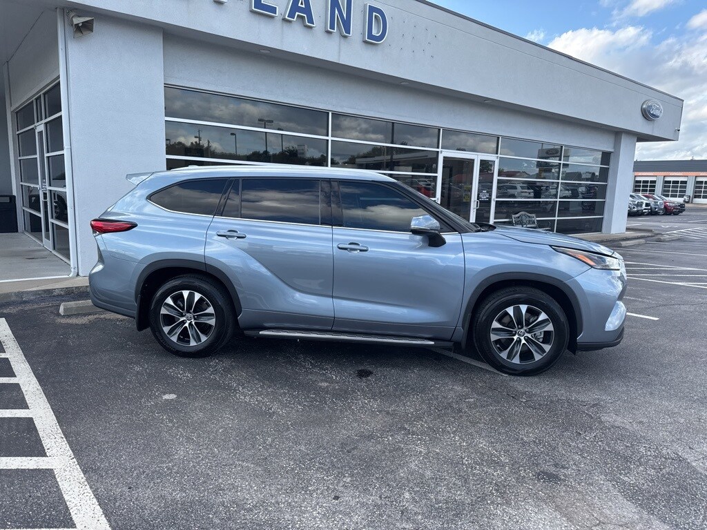 2022 Toyota Highlander XLE photo 2
