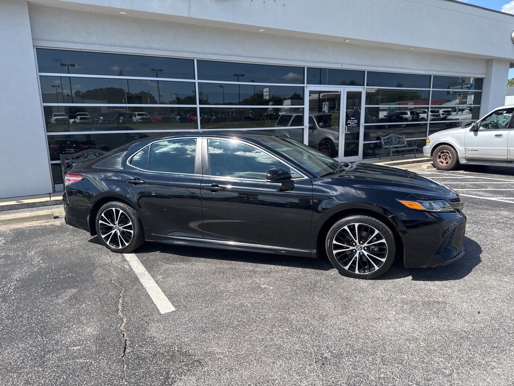 Used 2018 Toyota Camry SE Sedan