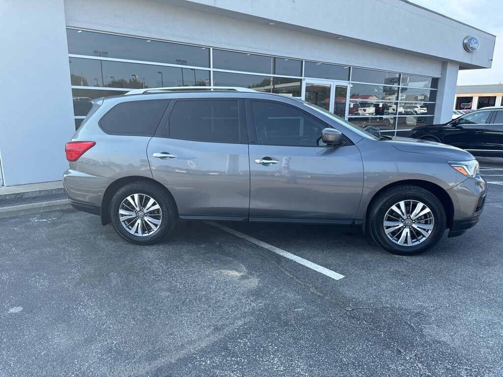 2020 Nissan Pathfinder S photo 2