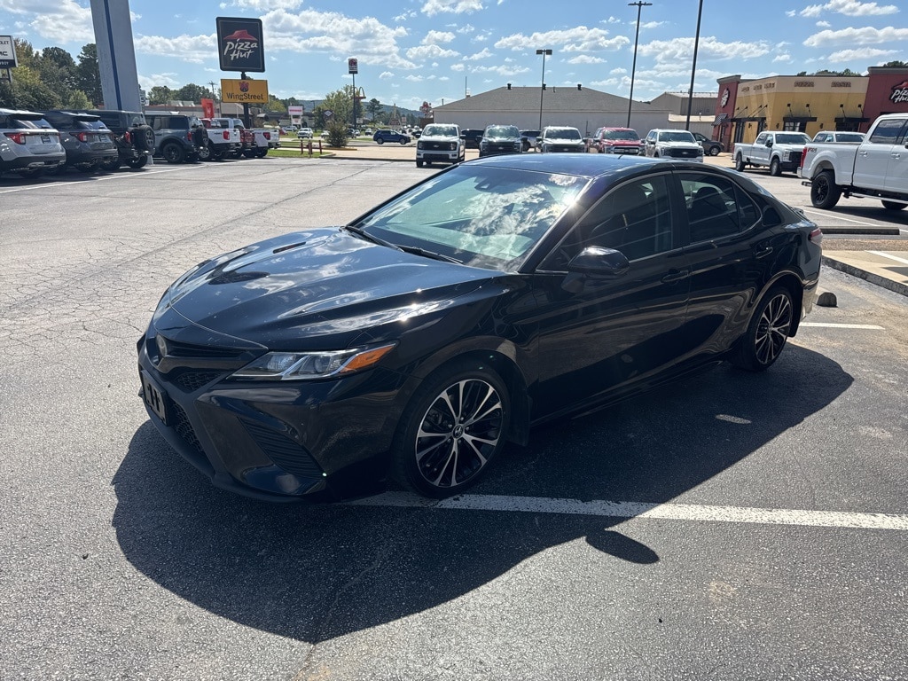 Used 2018 Toyota Camry SE Sedan