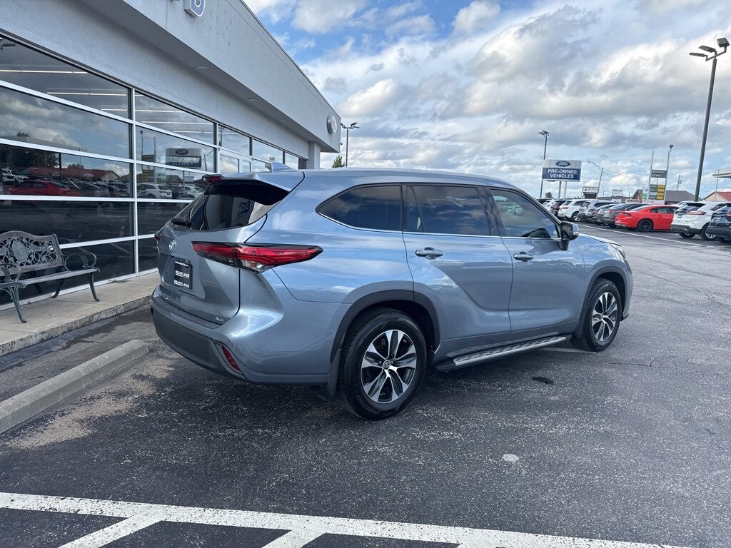 2022 Toyota Highlander XLE photo 3