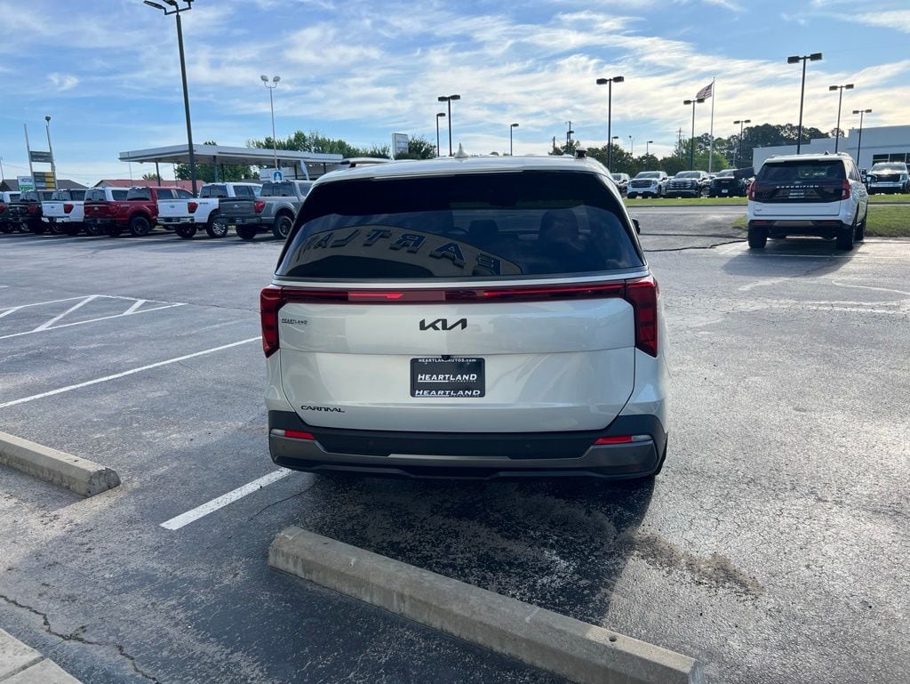Used 2025 Kia Carnival SX Minivan/Van