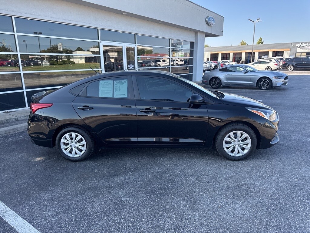 2021 Hyundai Accent SE photo 2