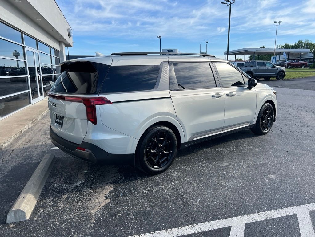 Used 2025 Kia Carnival SX Minivan/Van