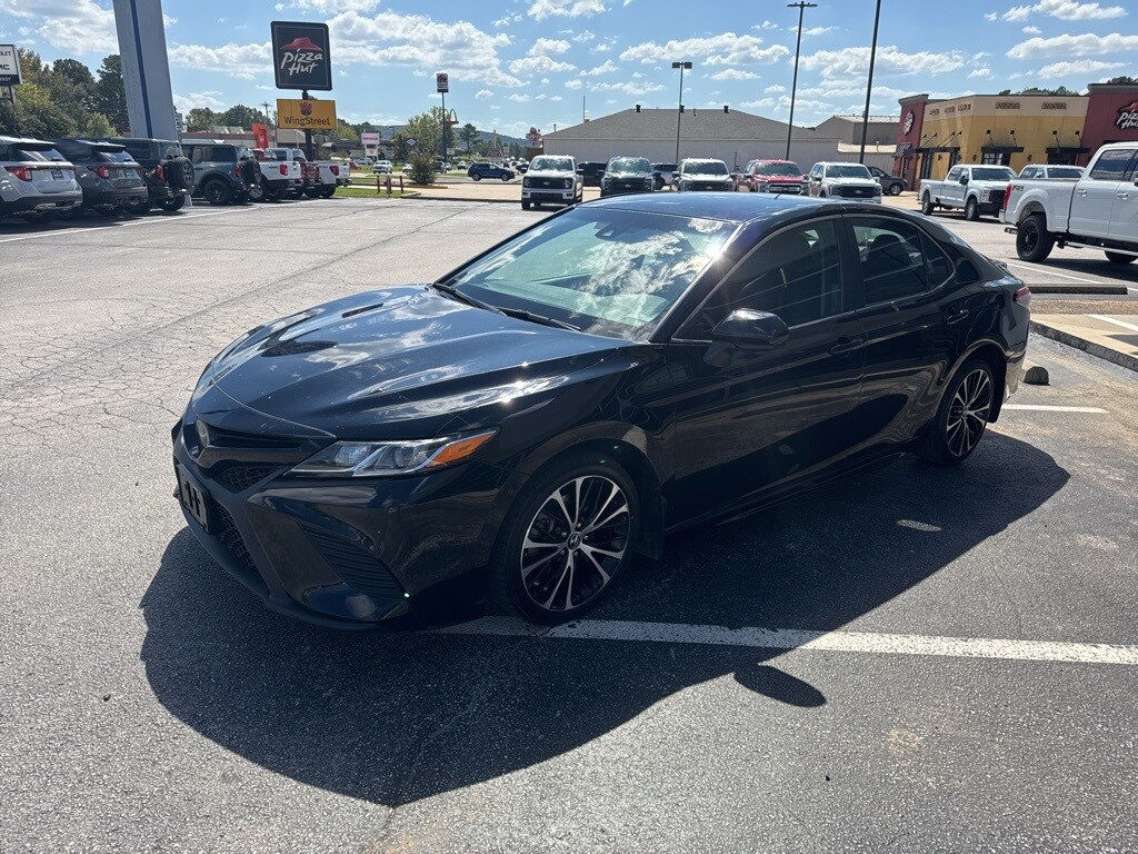 2018 Toyota Camry SE photo 4