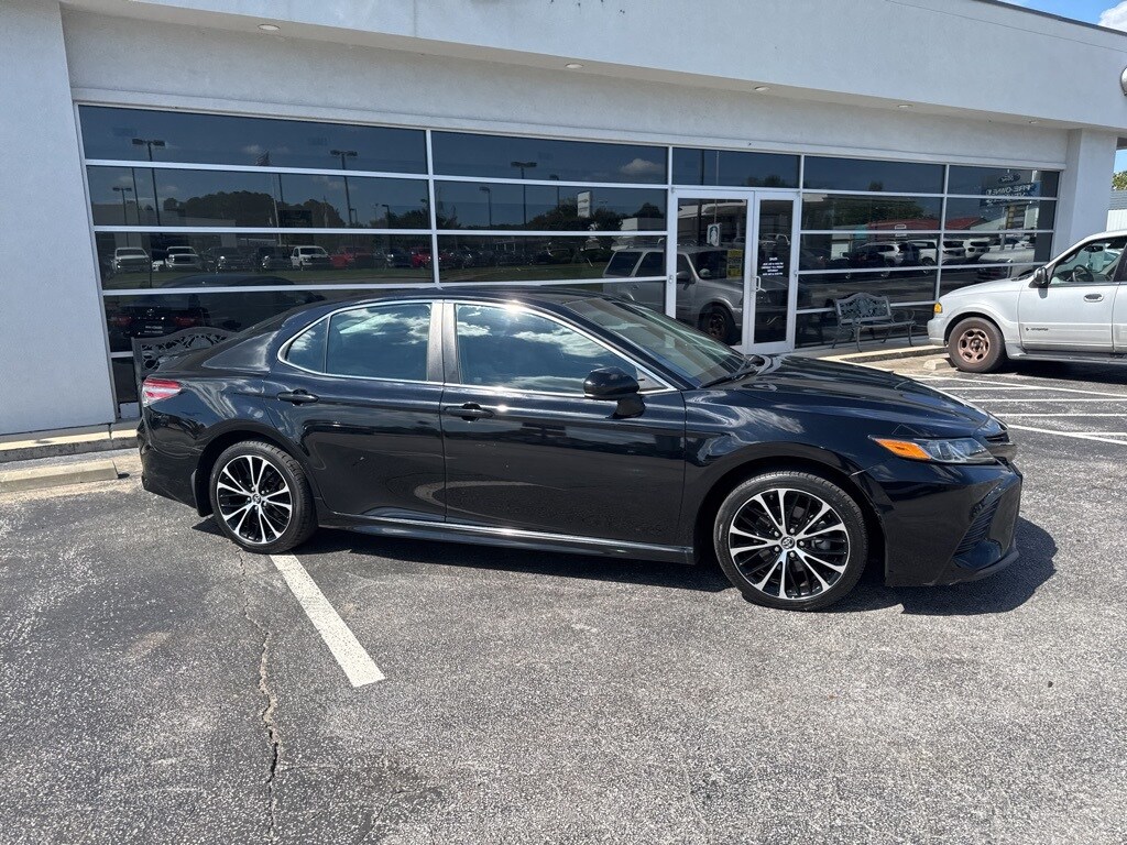 2018 Toyota Camry SE photo 2