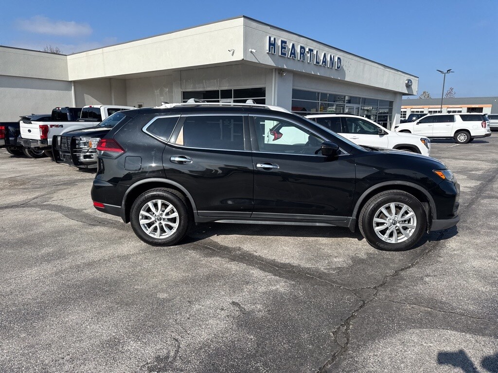 2020 Nissan Rogue SV photo 3