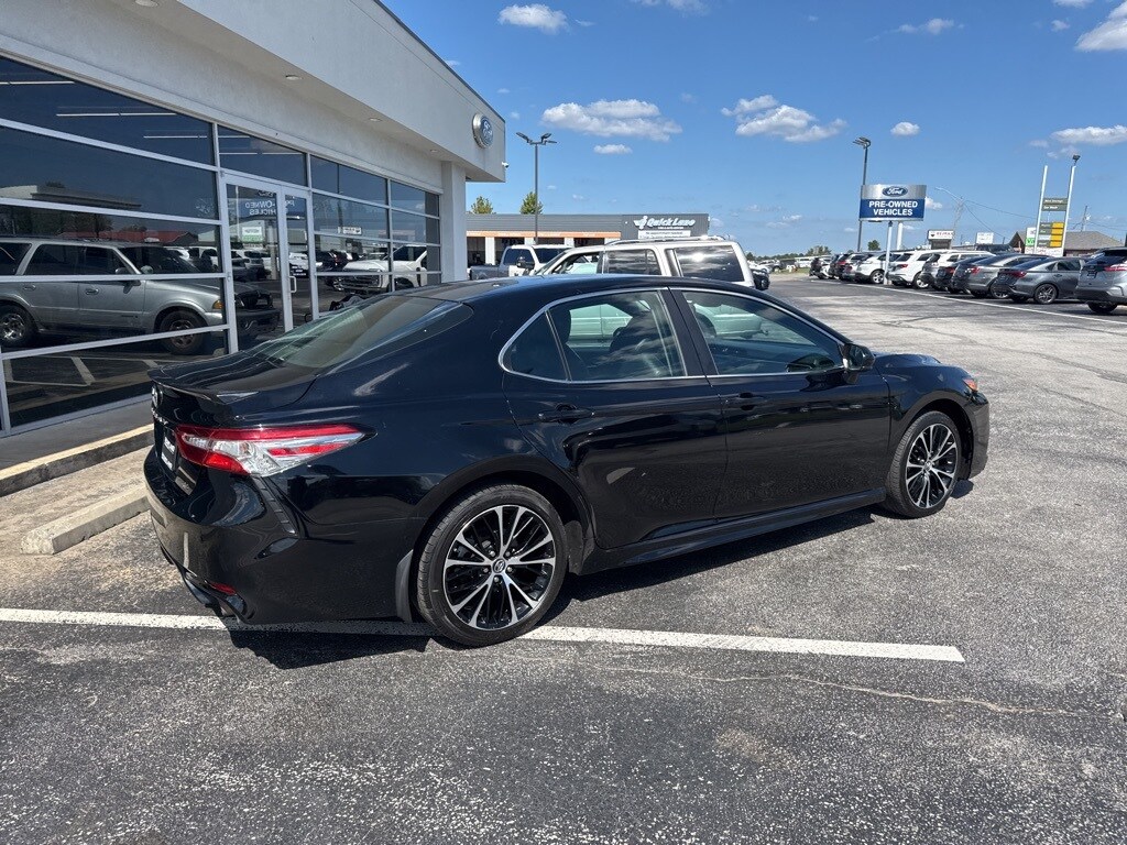 2018 Toyota Camry SE photo 3