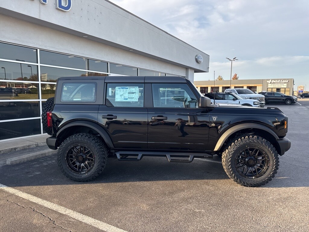 2025 Ford Bronco Base photo 2