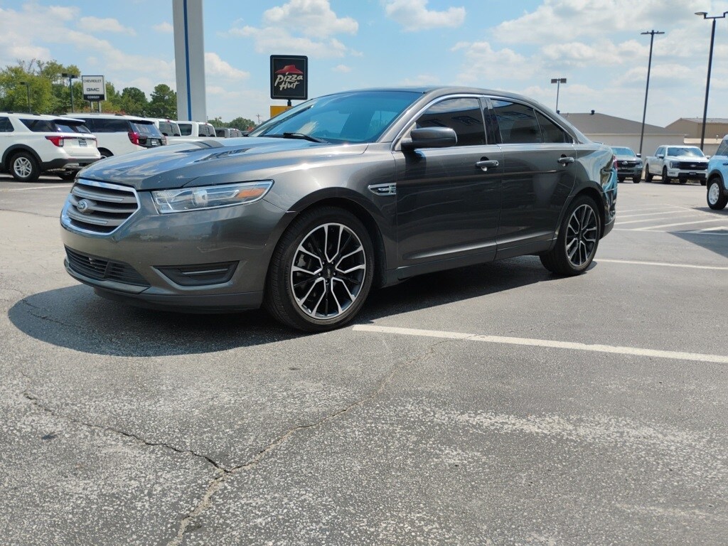 2019 Ford Taurus SEL photo 2