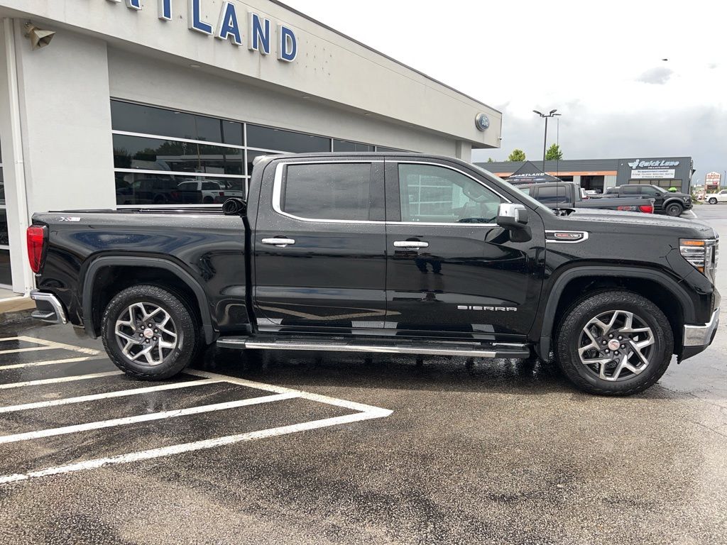 2023 GMC Sierra 1500 SLT - Photo 2