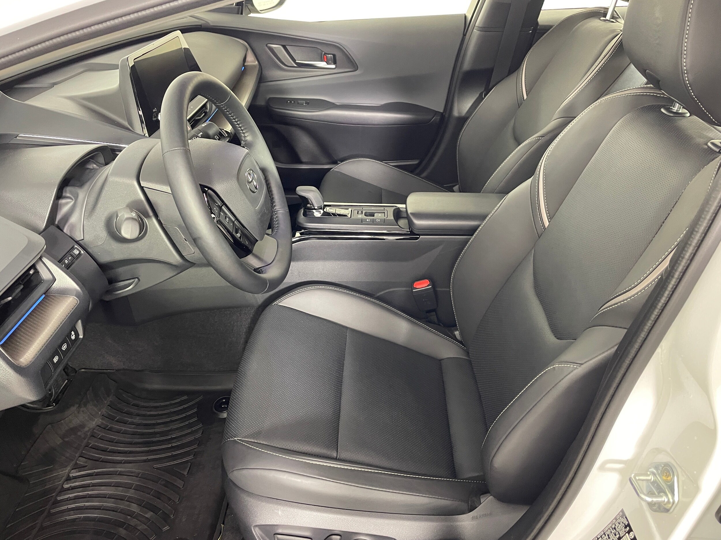 2025 Toyota Prius XLE photo 2