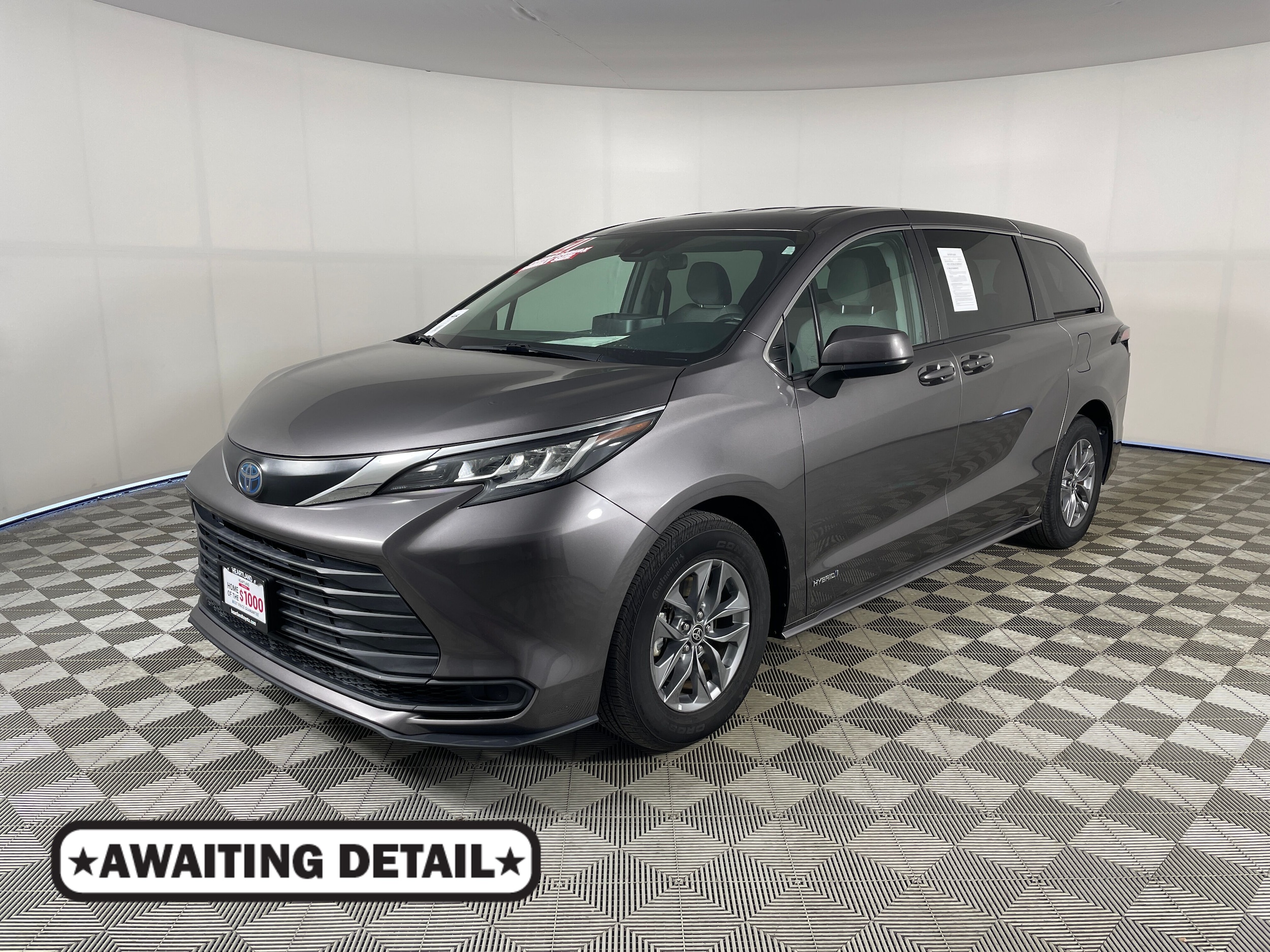 2021 Toyota Sienna LE 8-Passenger Hybrid FWD's photo