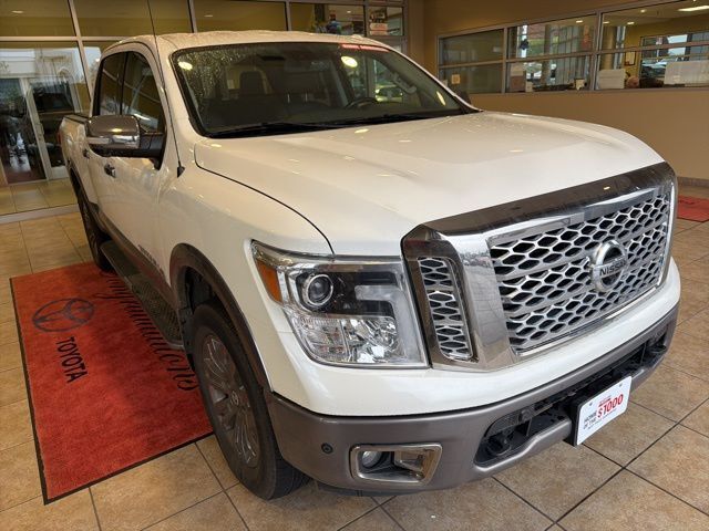 2019 Nissan Titan Platinum Reserve photo 4