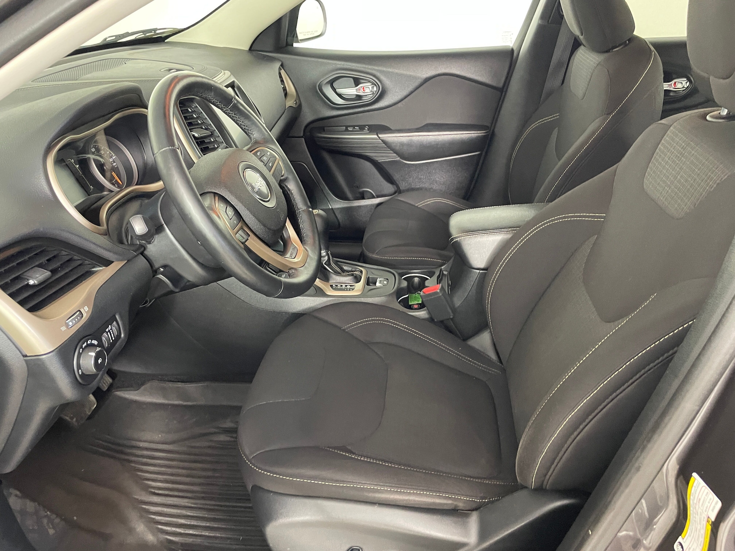 2016 Jeep Cherokee Latitude 4x4 photo 2