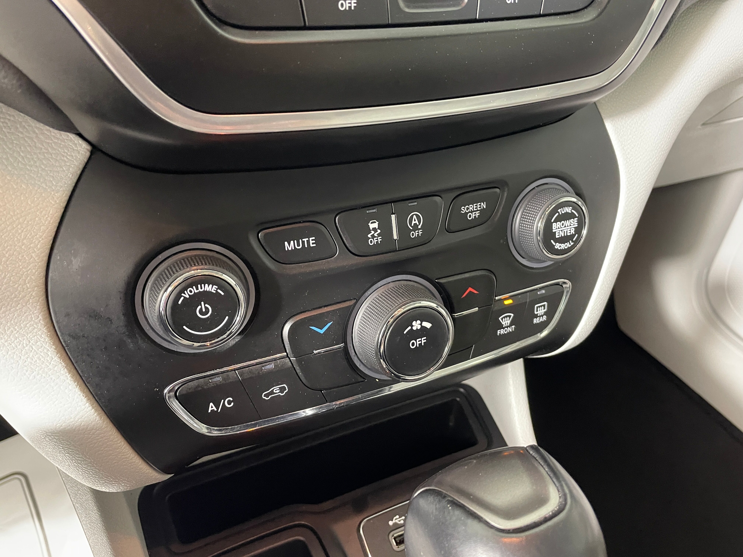 2021 Jeep Cherokee Latitude Plus photo 3