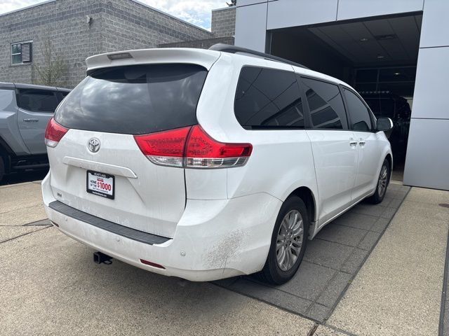 2013 Toyota Sienna XLE V6 8 Passenger photo 4