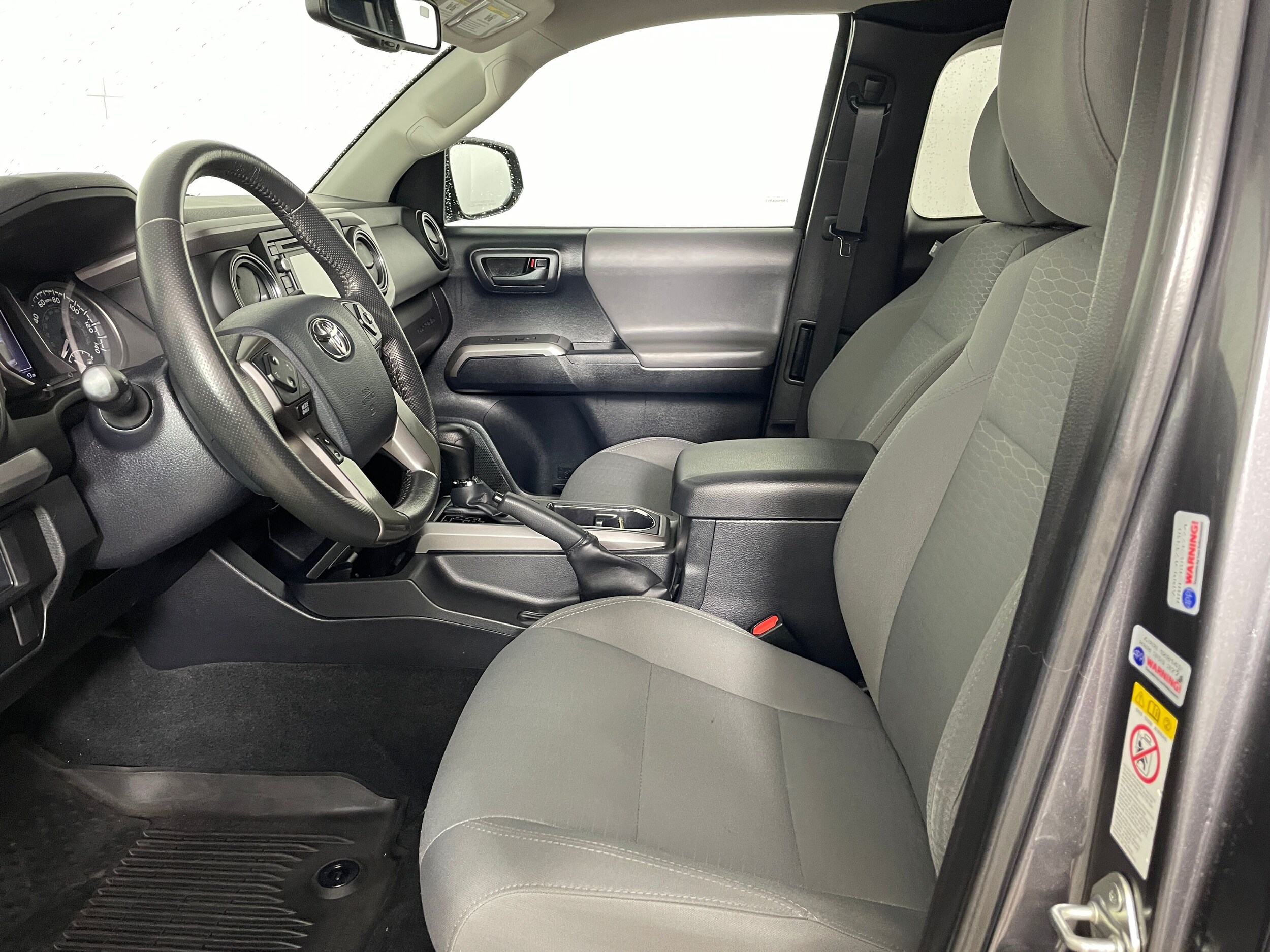 2017 Toyota Tacoma SR5 V6 photo 2