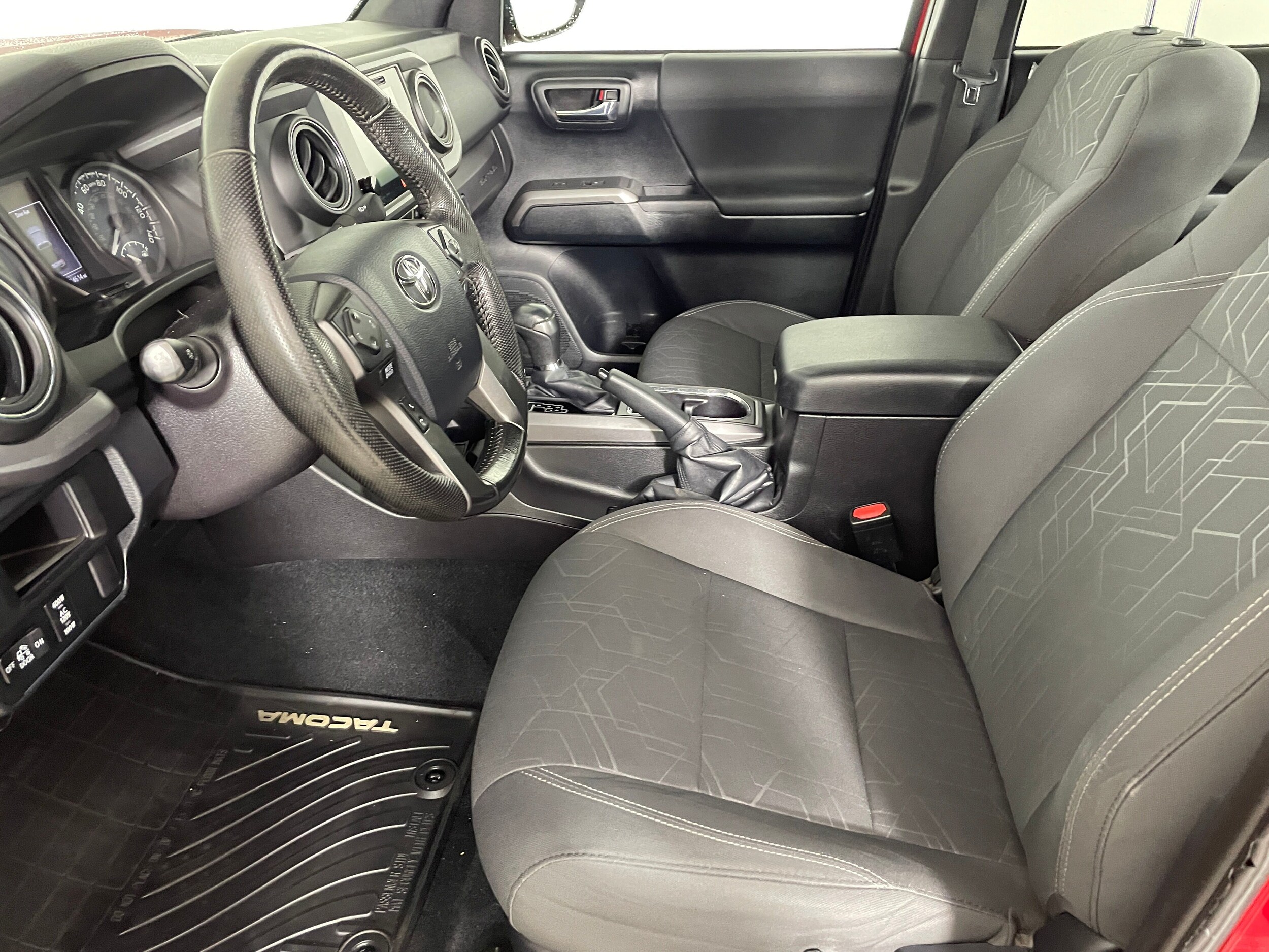 2016 Toyota Tacoma TRD V6 photo 2