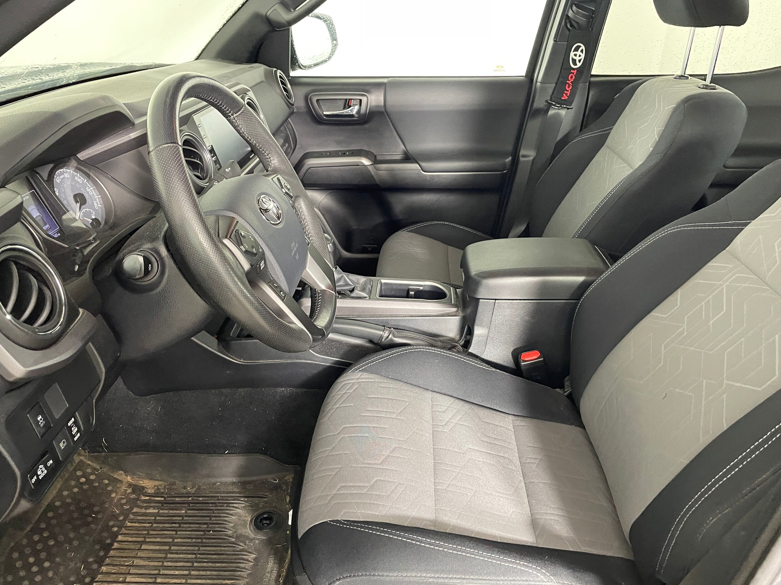 2020 Toyota Tacoma TRD Sport photo 2