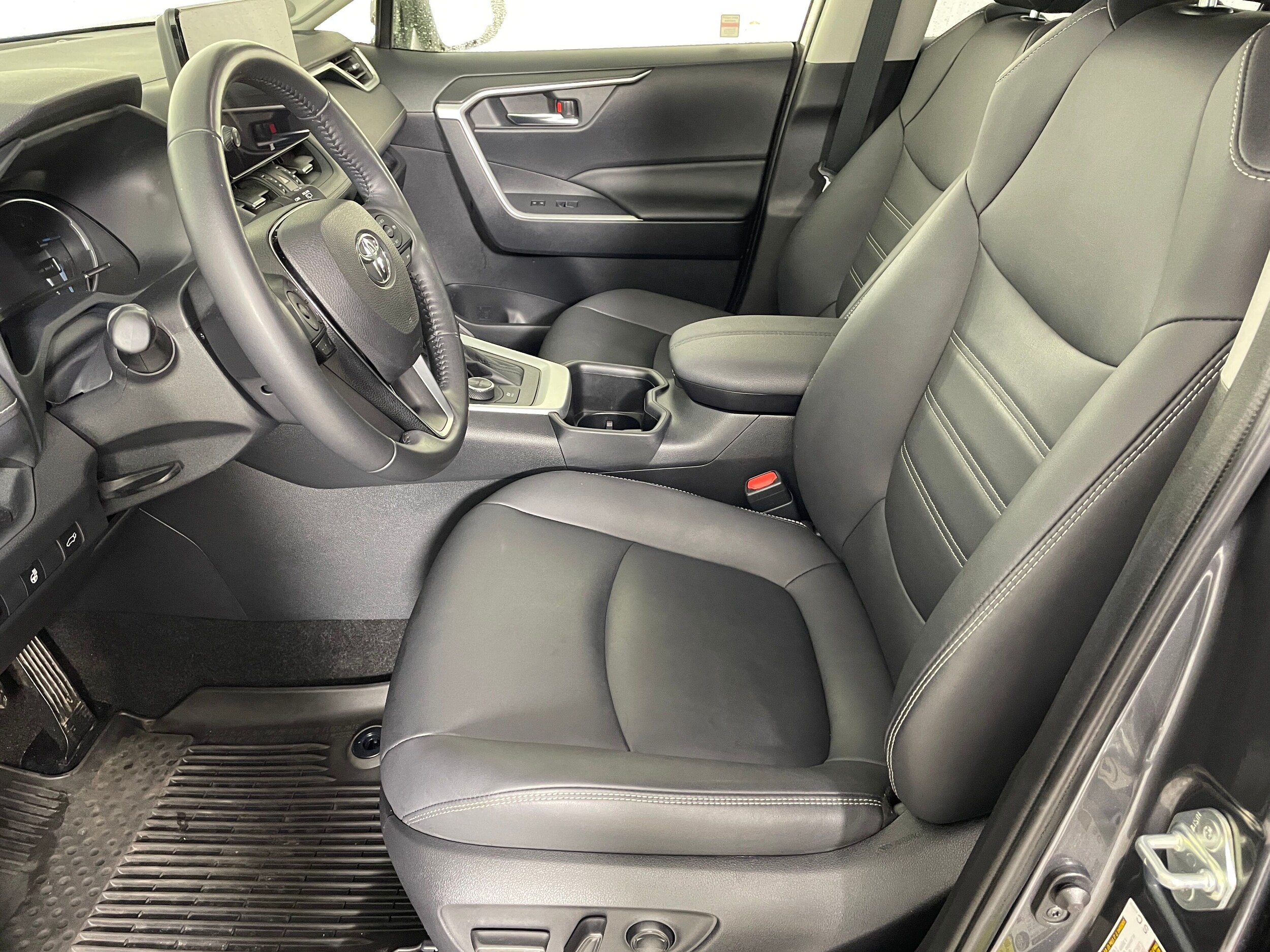 2024 Toyota RAV4 Hybrid XLE Premium photo 2