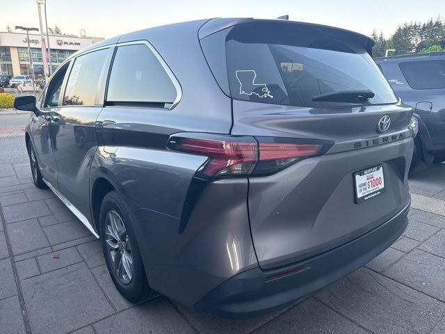 2021 Toyota Sienna LE 8 Passenger photo 4