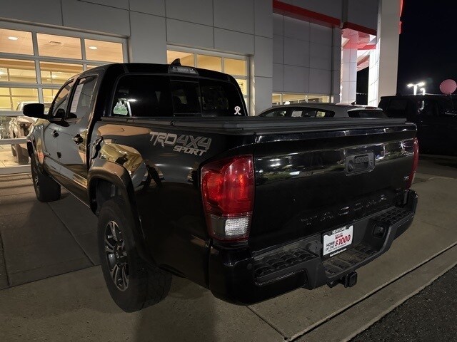 2017 Toyota Tacoma TRD Sport V6 photo 2
