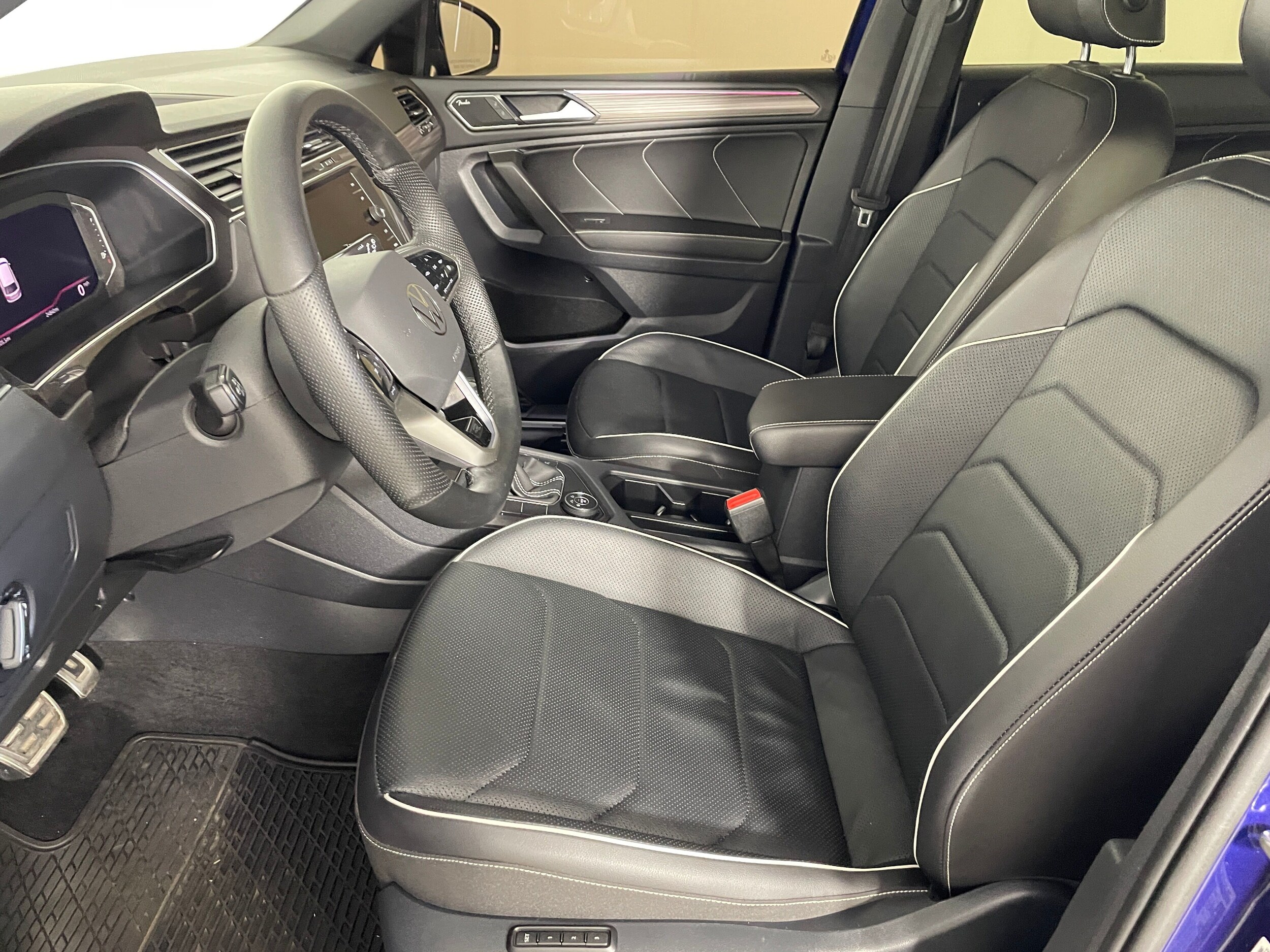 2022 Volkswagen Tiguan SEL Premium R-Line photo 2
