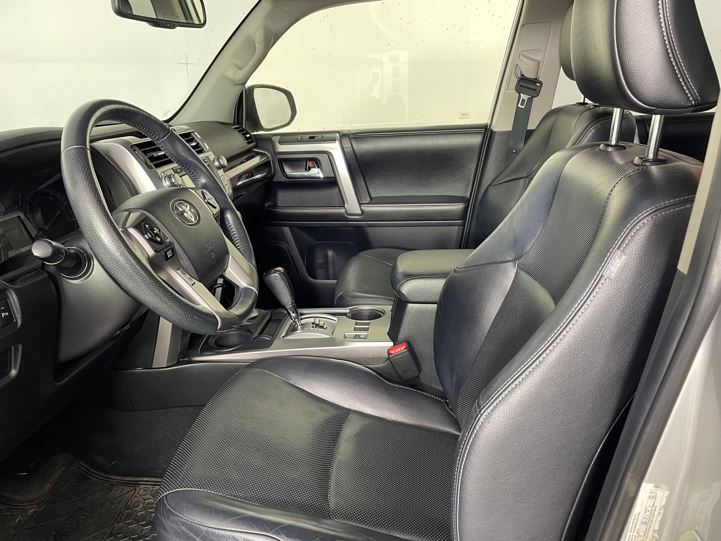 2014 Toyota 4Runner SR5 photo 2