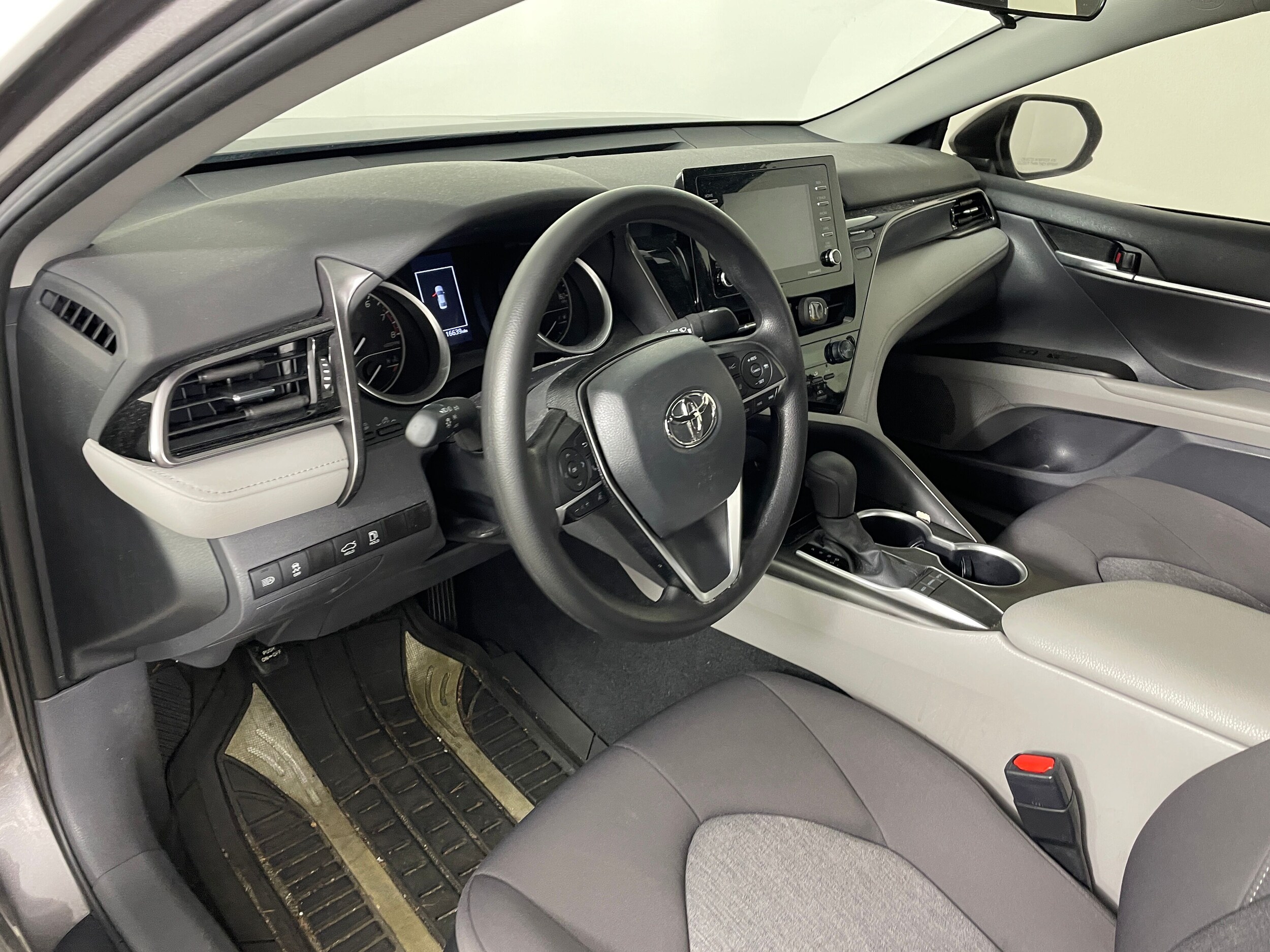 2023 Toyota Camry LE photo 3