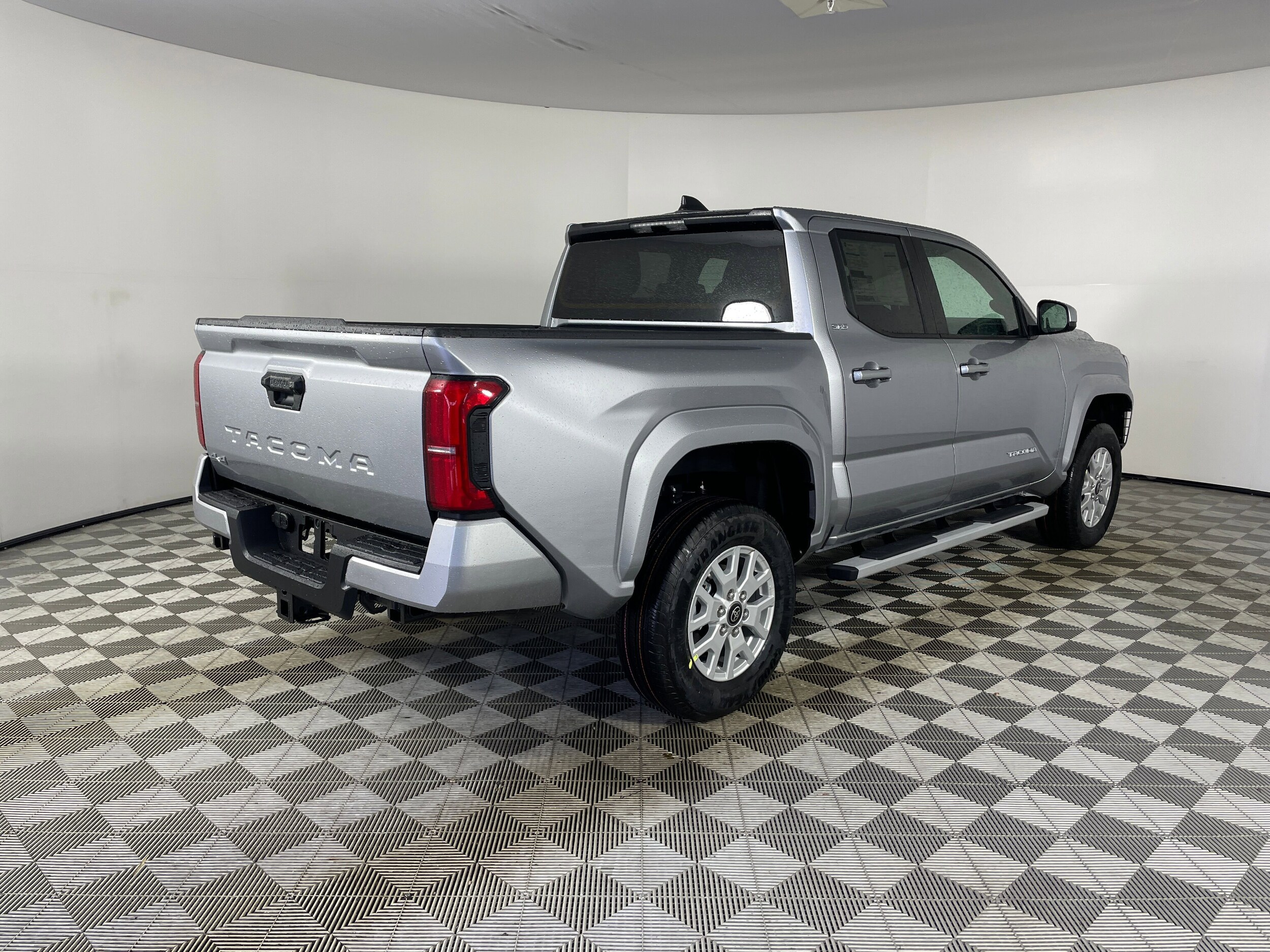 2025 Toyota Tacoma SR5 - Photo 6