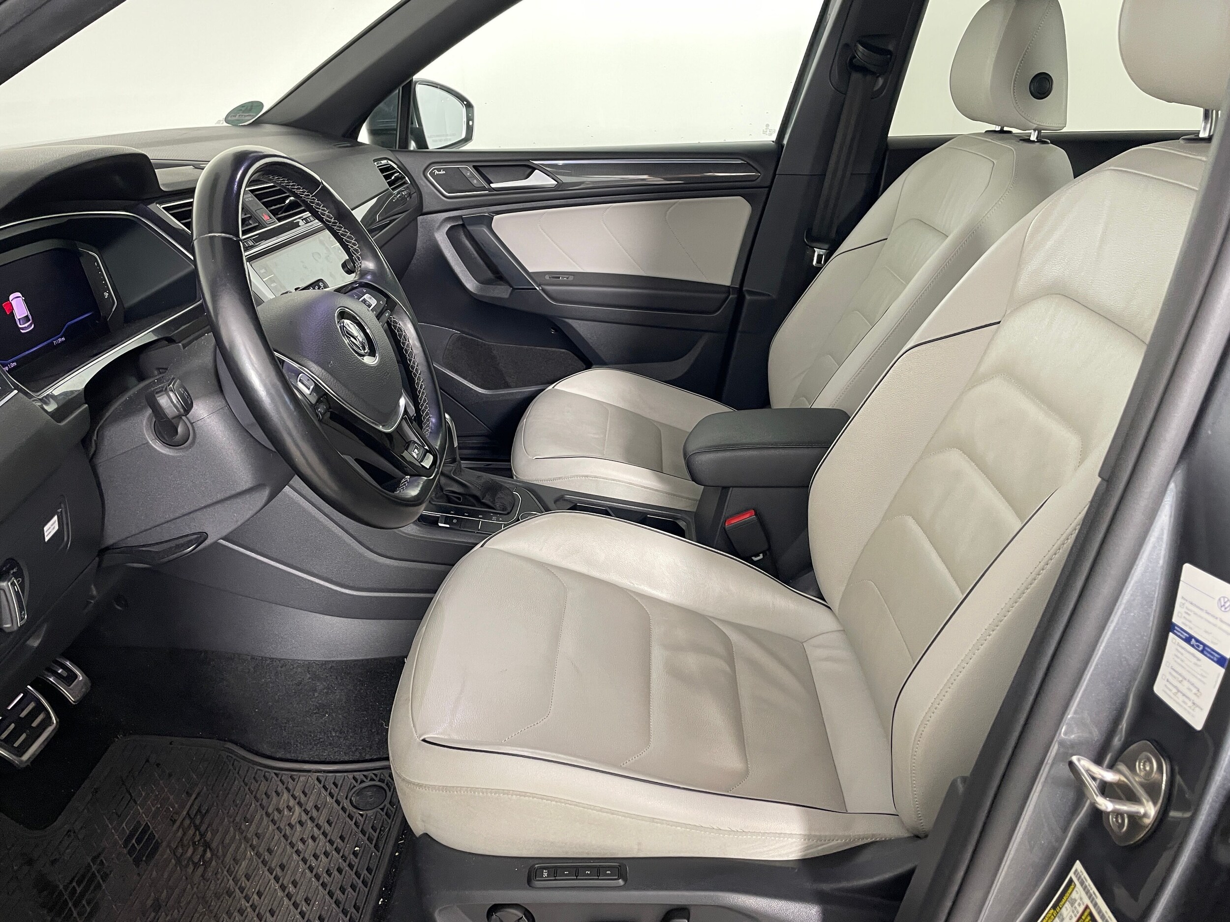 2020 Volkswagen Tiguan SEL Premium R-Line photo 2