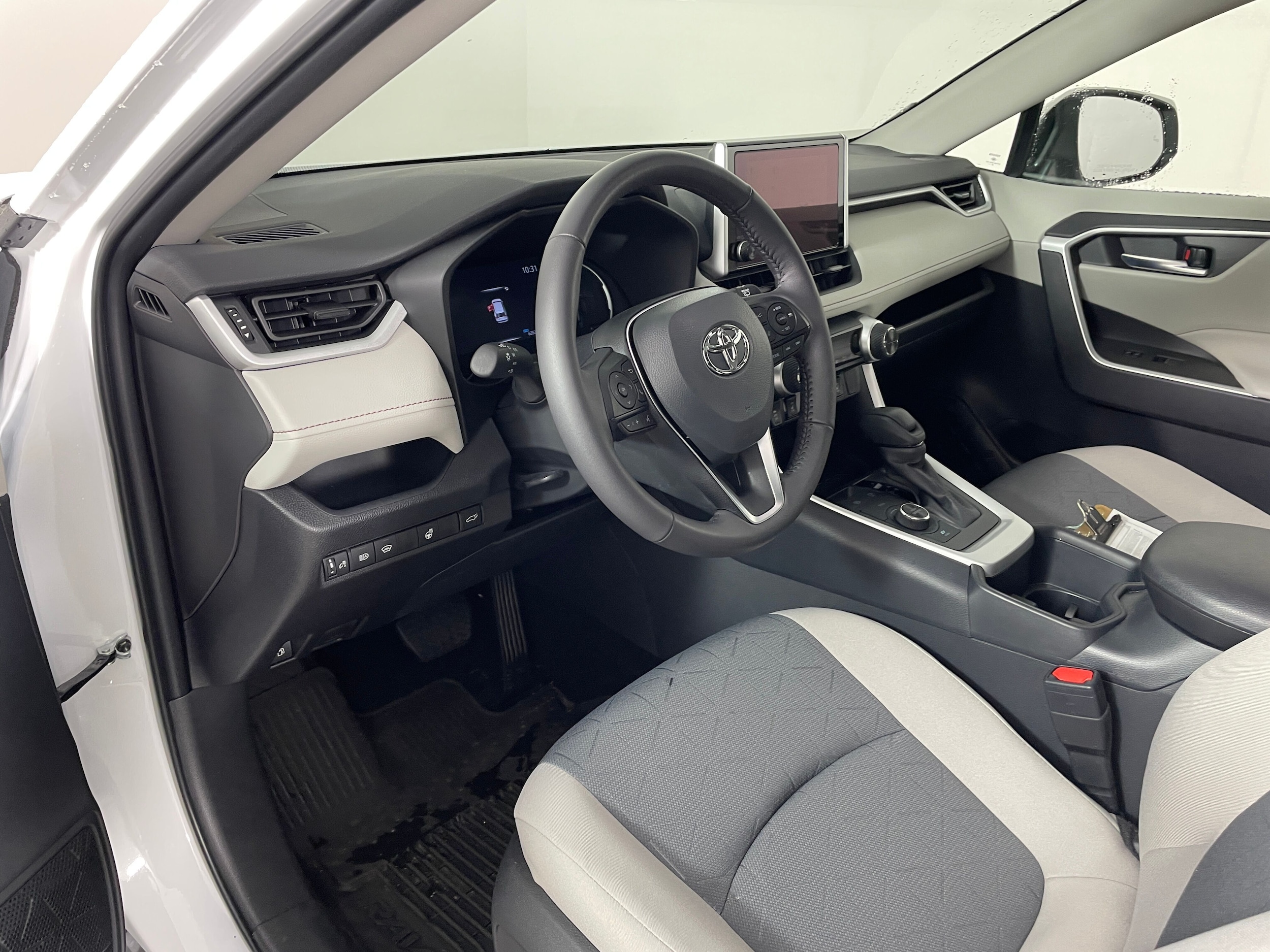 2025 Toyota RAV4 Hybrid XLE photo 3