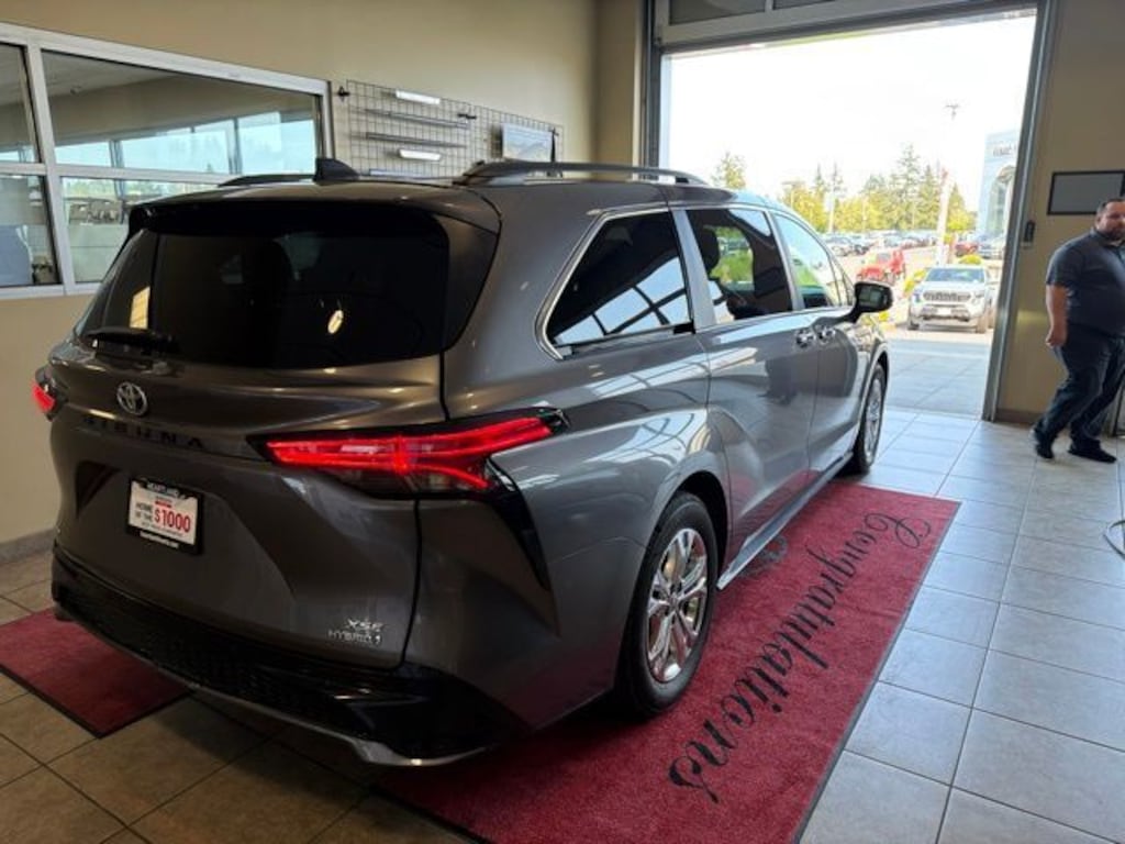 Used 2022 Toyota Sienna XSE 7 Passenger Van Passenger Van