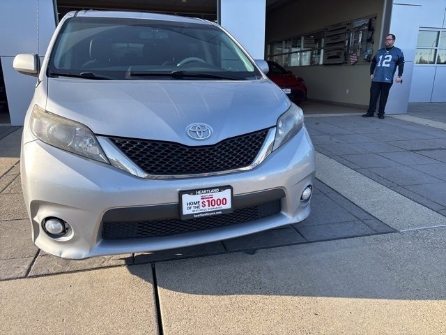 2014 Toyota Sienna SE photo 3