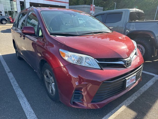 2019 Toyota Sienna LE V6 8-Passenger's photo