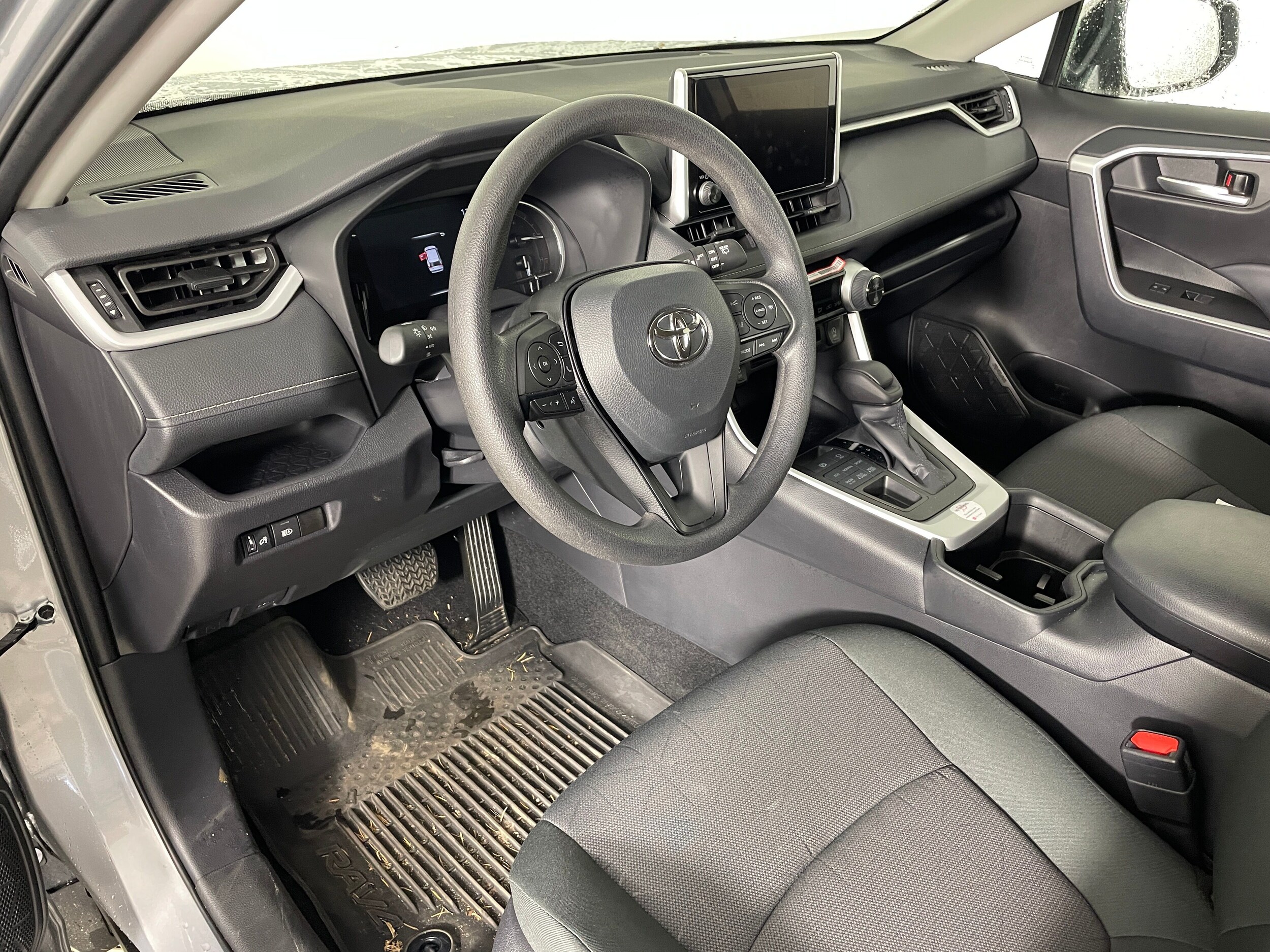 2025 Toyota RAV4 XLE photo 3