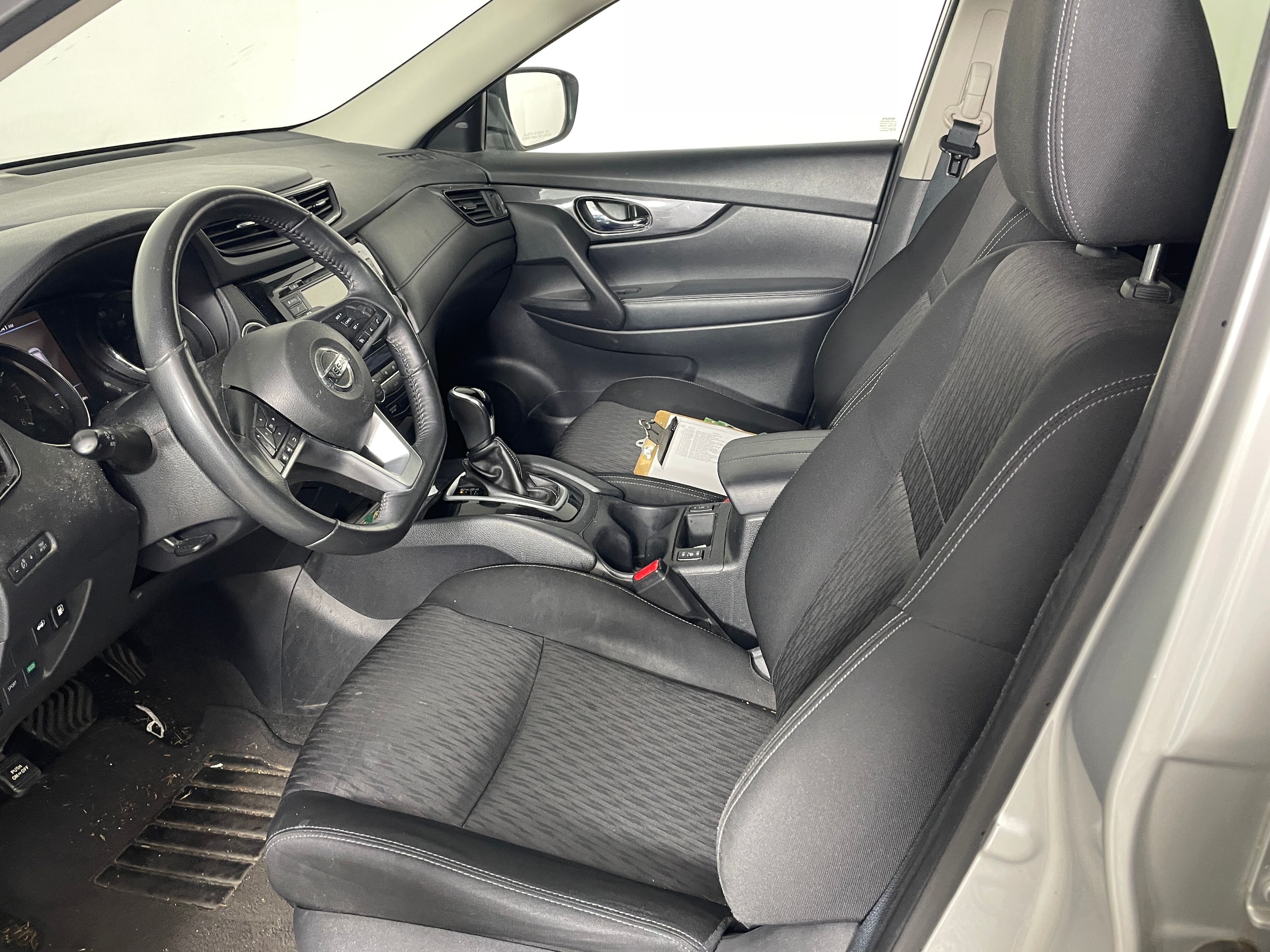 2018 Nissan Rogue SV photo 2