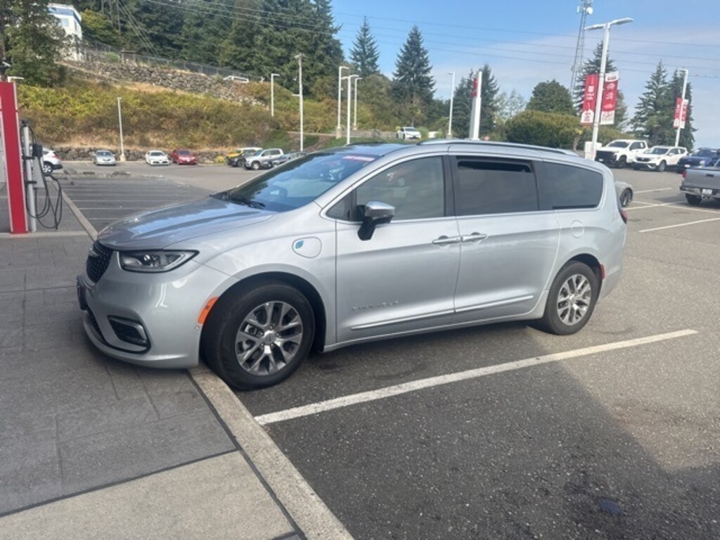 Used 2023 Chrysler Pacifica Plug-In Hybrid Pinnacle Van Passenger Van