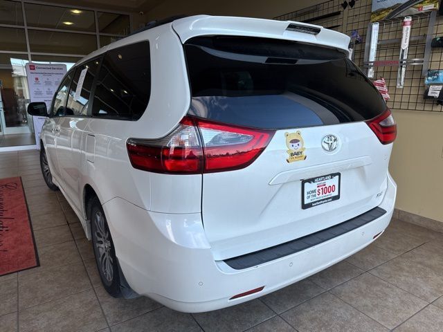 2020 Toyota Sienna XLE 8 Passenger photo 4