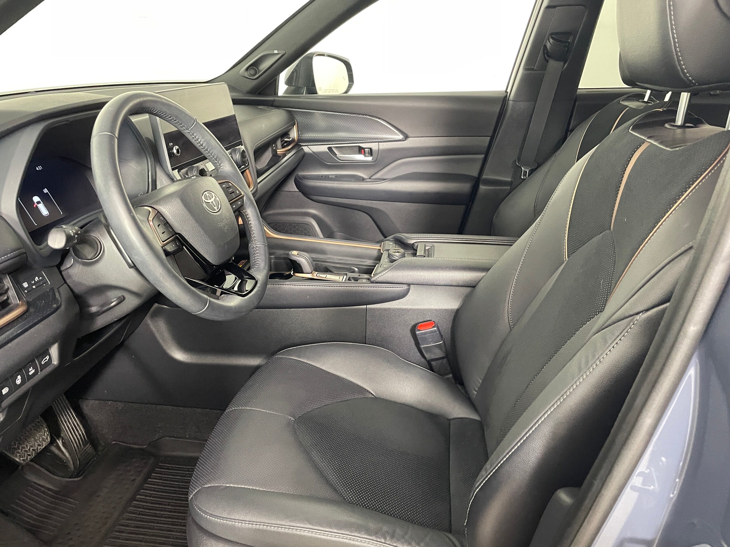 2024 Toyota Highlander Hybrid Limited photo 2