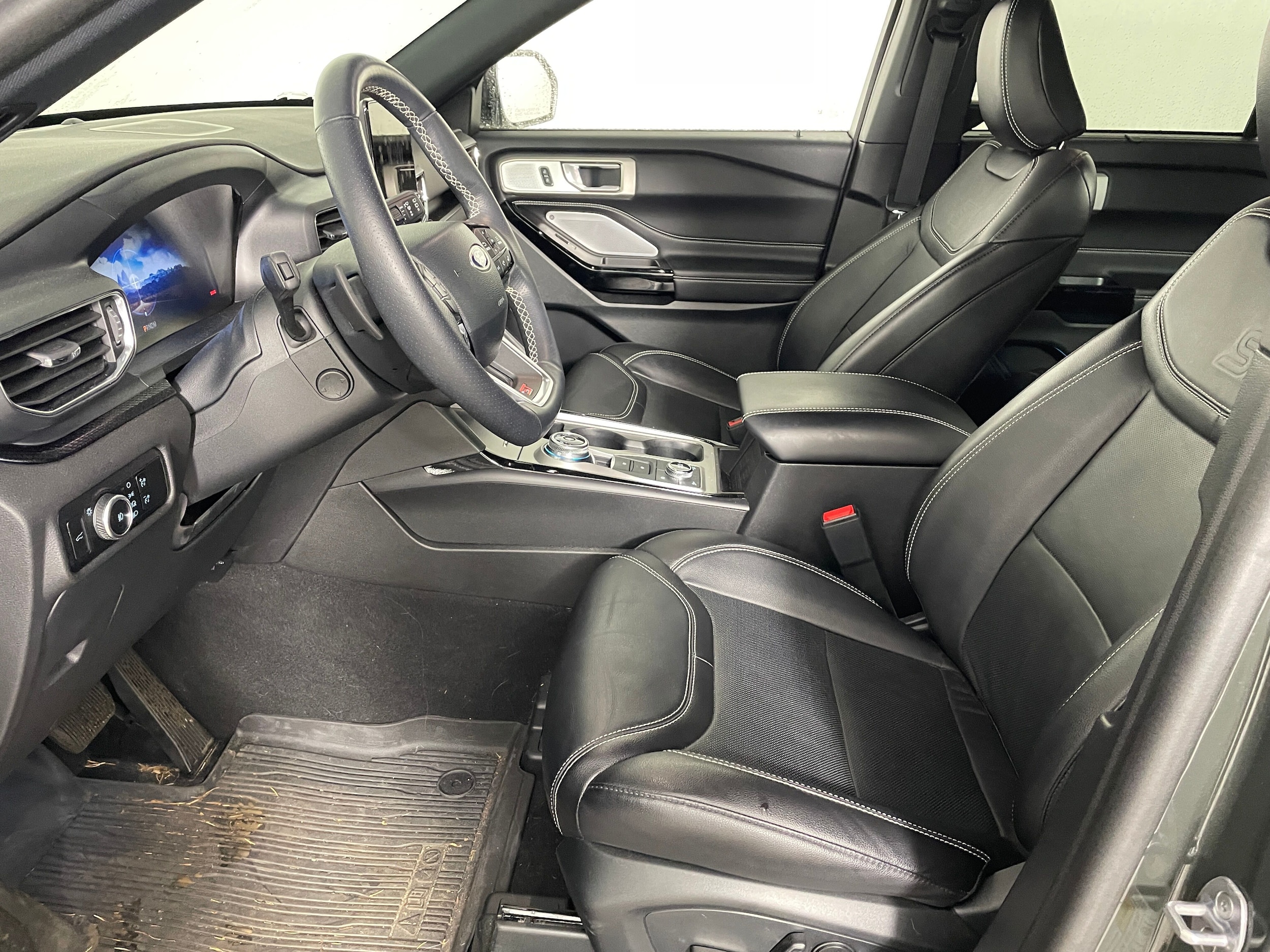 2024 Ford Explorer ST photo 2