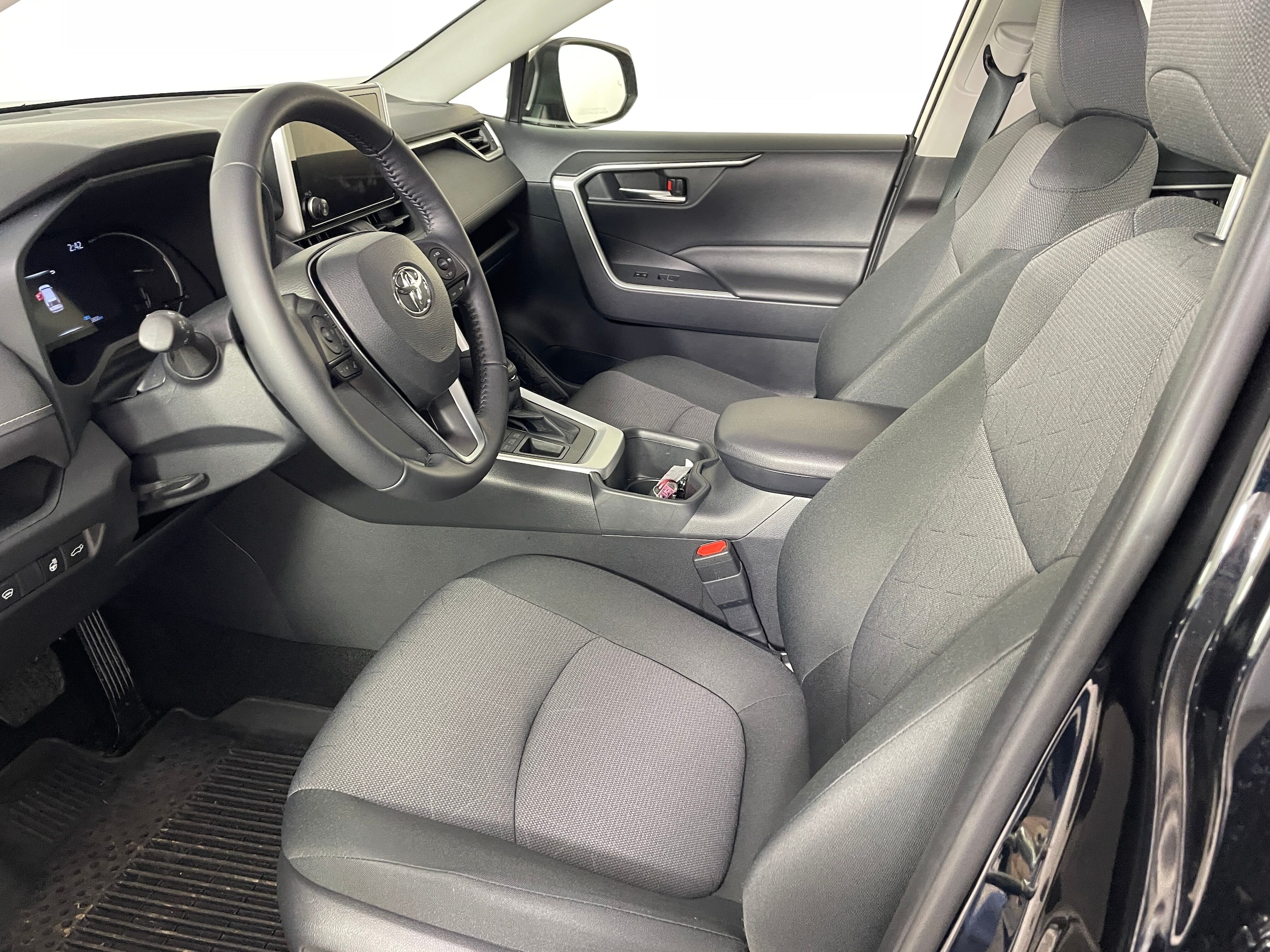 2025 Toyota RAV4 XLE photo 2