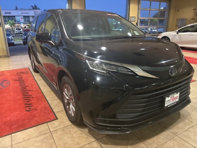 2021 Toyota Sienna LE photo 4