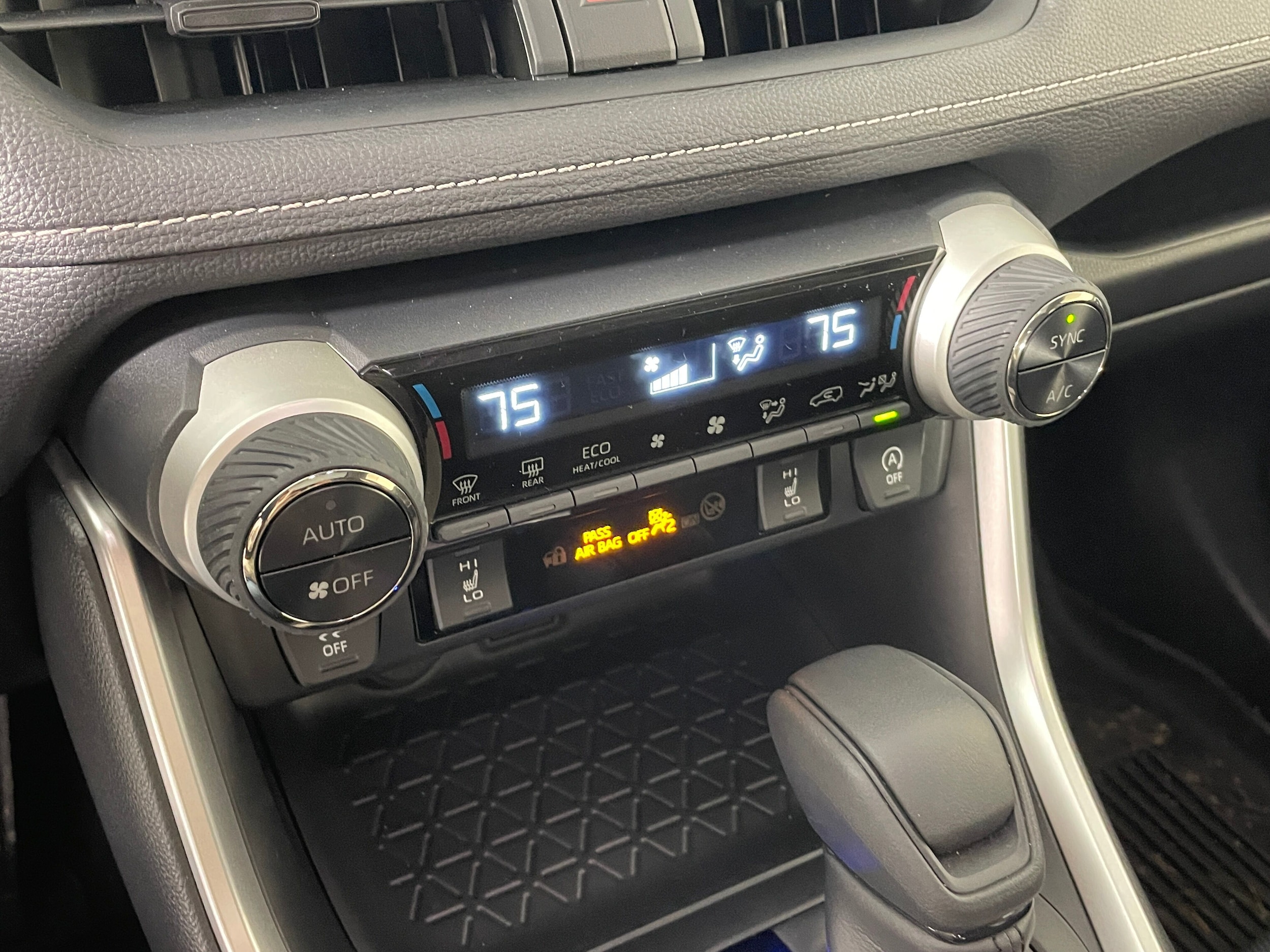 2025 Toyota RAV4 XLE photo 5