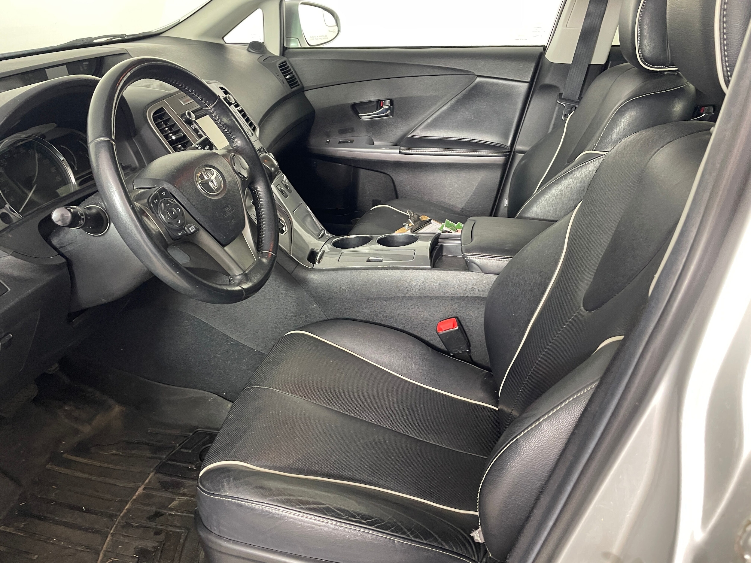 2014 Toyota Venza LE V6 photo 2