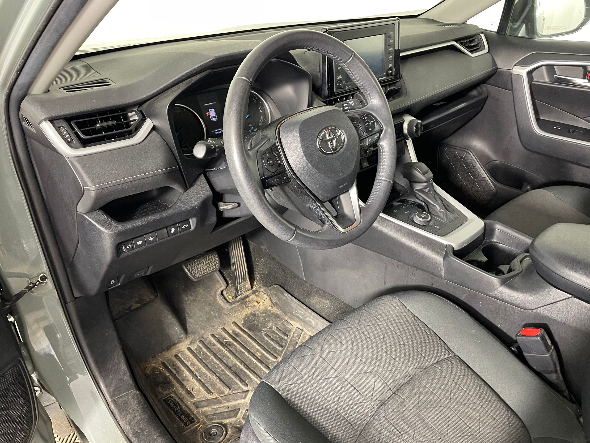 2020 Toyota RAV4 Hybrid XLE photo 3