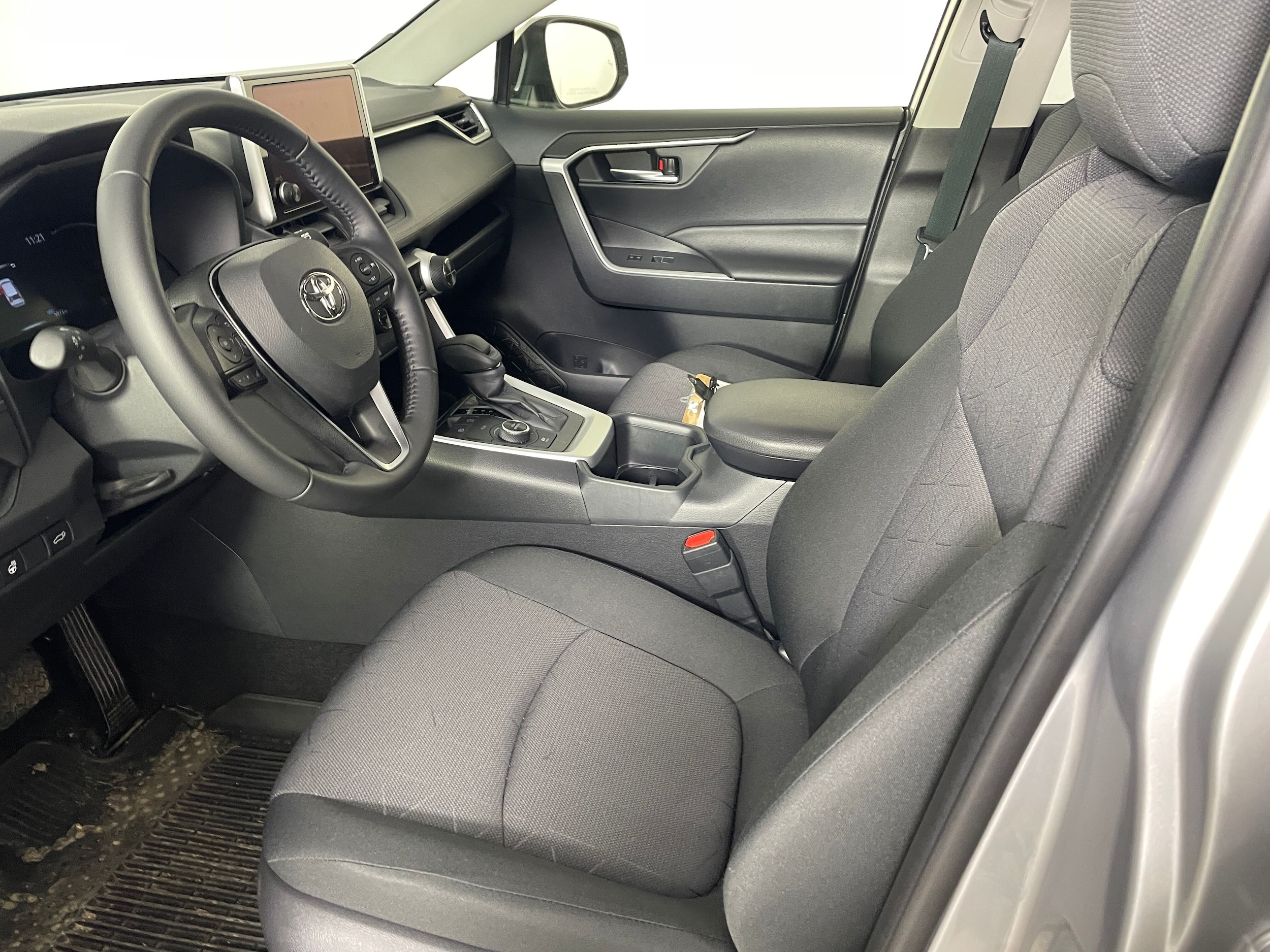 2025 Toyota RAV4 Hybrid XLE photo 2