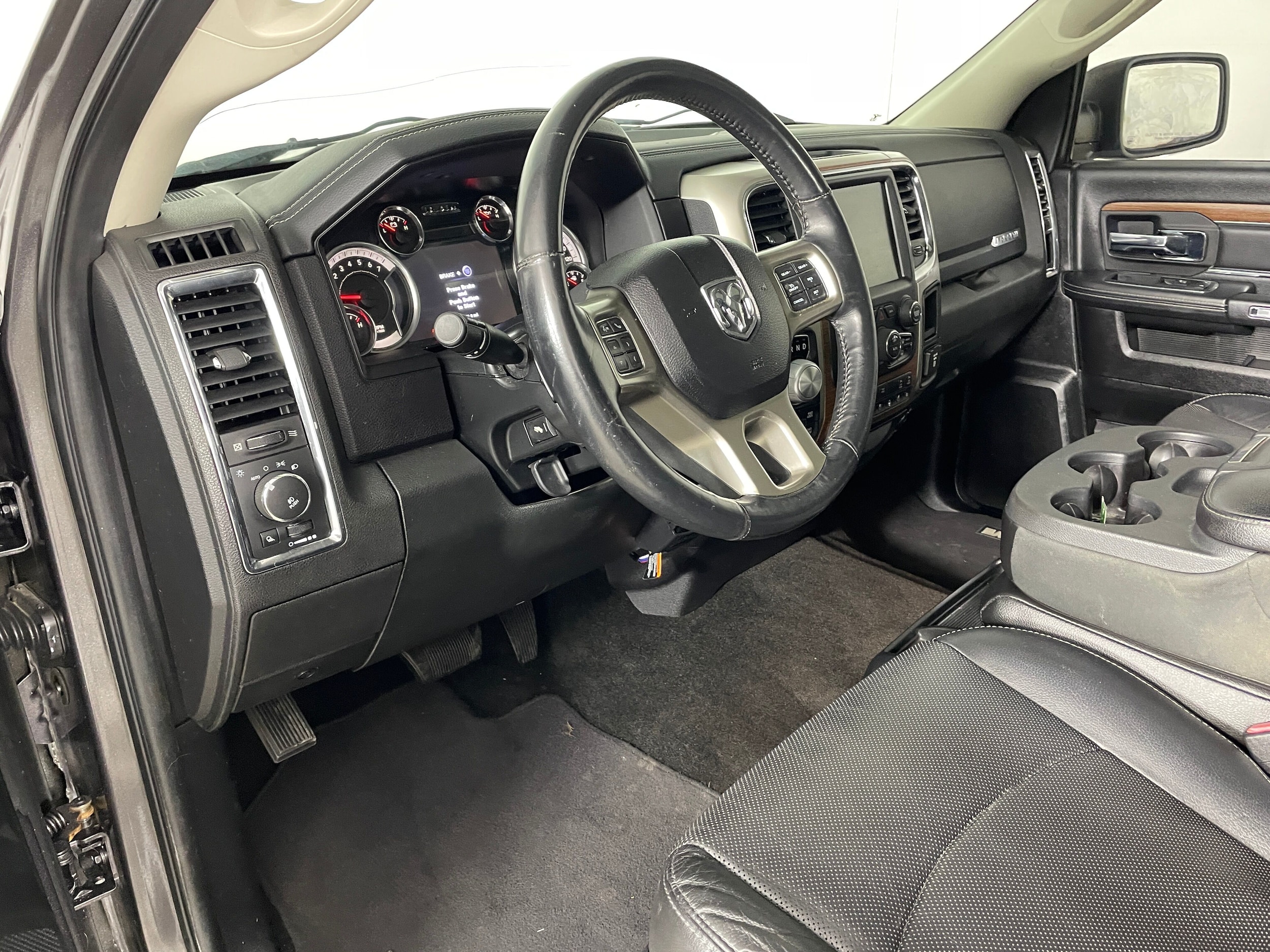 2014 Ram 1500 Laramie 5.7L V8 HEMI MDS VVT photo 2